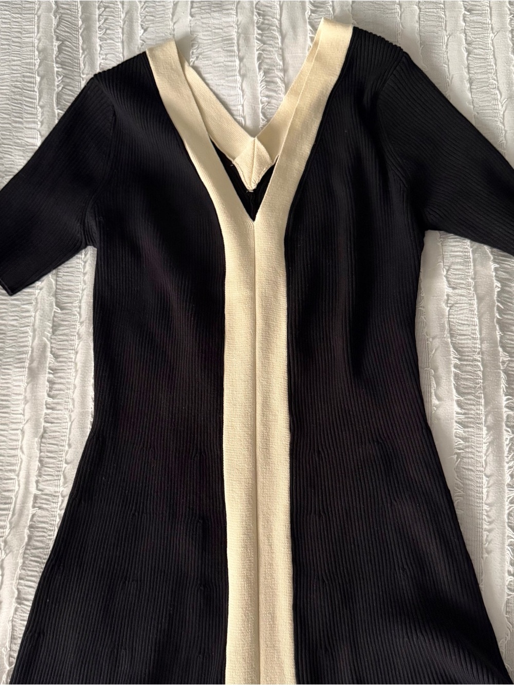 Two Tone Black and Cream V-Neck Knit Slit Midi Dress - Picture 5 of 6